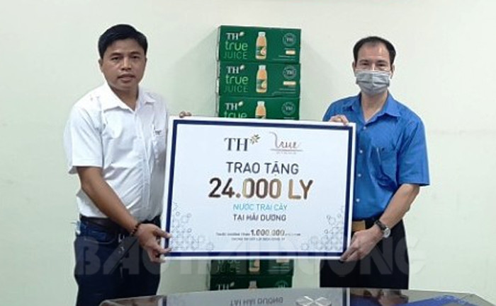 Tập đoàn TH trao tặng 24.000 chai nước trái cây cho Hải Dương